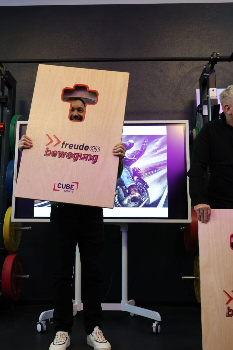 Speaker schaut durch das Cornhole-Board