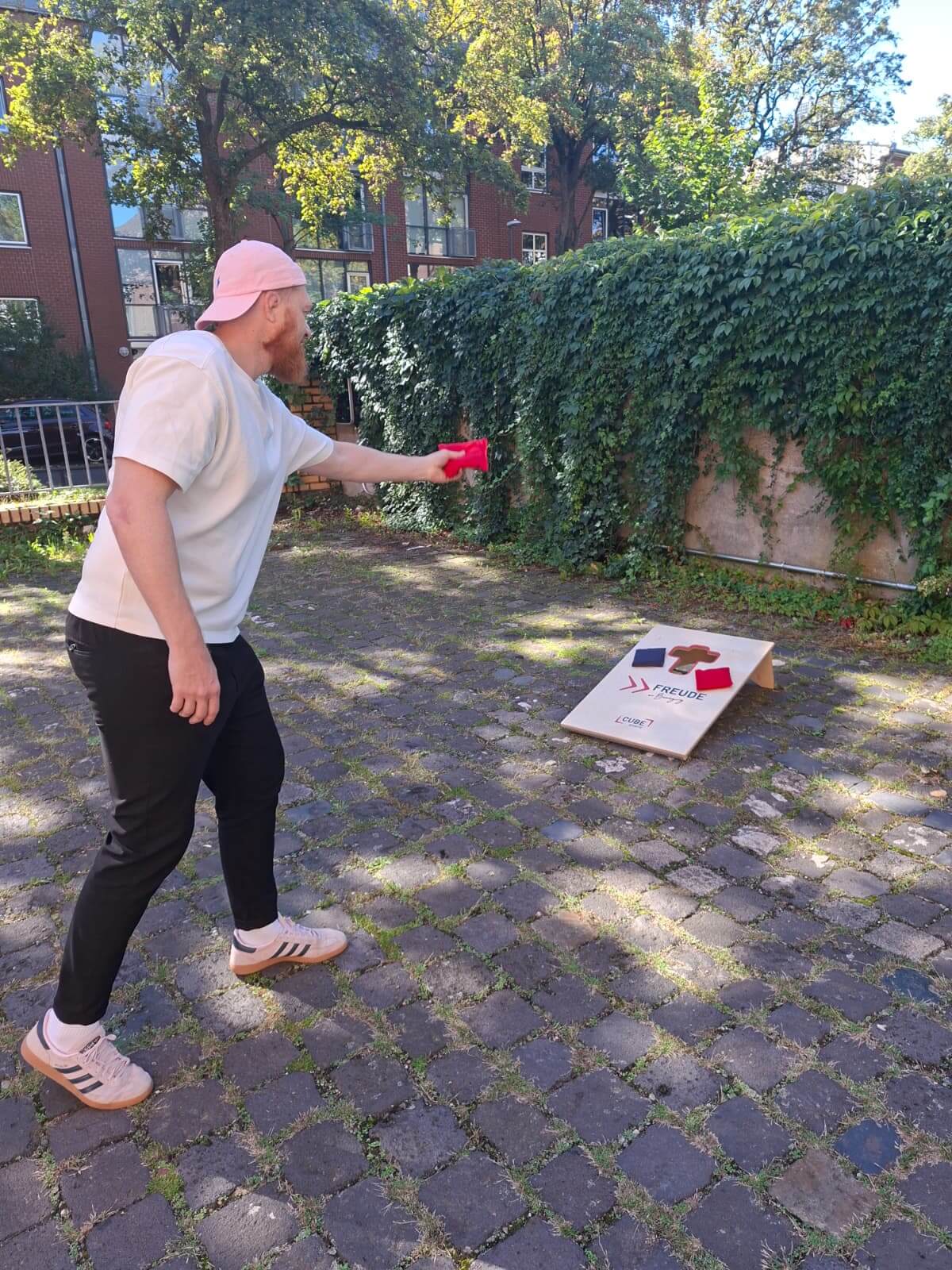 Wurf auf das Cornhole-Board der Limited Edition im Freien
